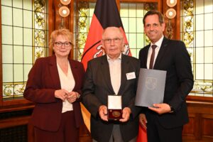 Read more about the article Eine ganz besondere Auszeichnung für unseren 1. Vorsitzenden Heinz König.